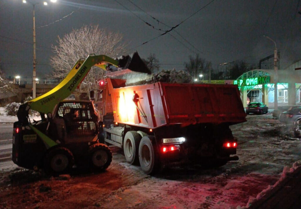 В Ростове продолжается очистка улиц от снега - Фото 1
