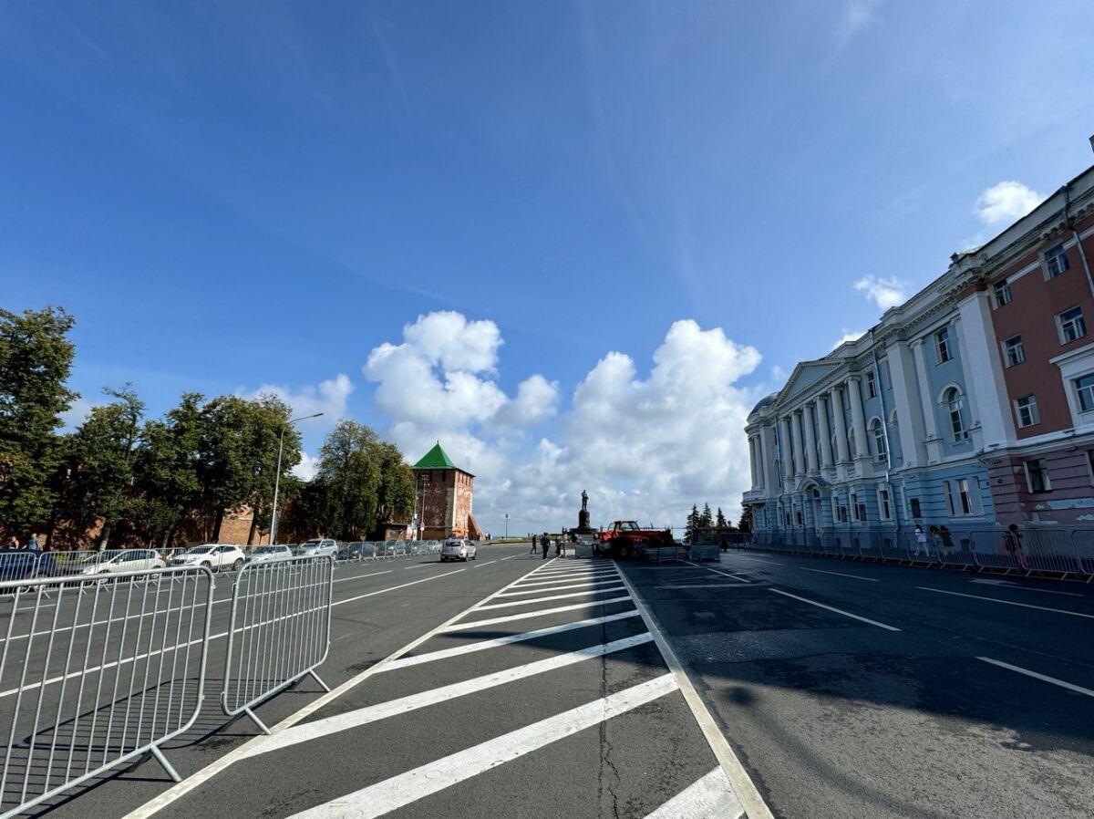 Главную сцену начали собирать ко Дню города на площади Минина и Пожарского