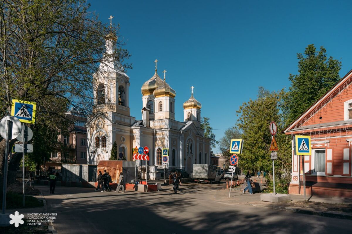 Асфальт сняли на улице Славянской в квартале церкви Трех Святителей - фото 1