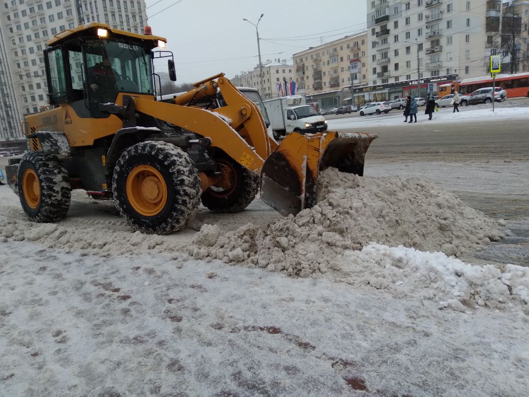 город встал в пробки из-за снега