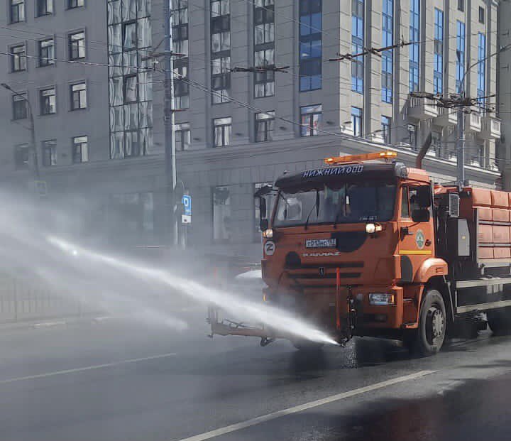 В Нижнем Новгороде перенастроили насадки поливочных машин — теперь струи бьют вверх - фото 1