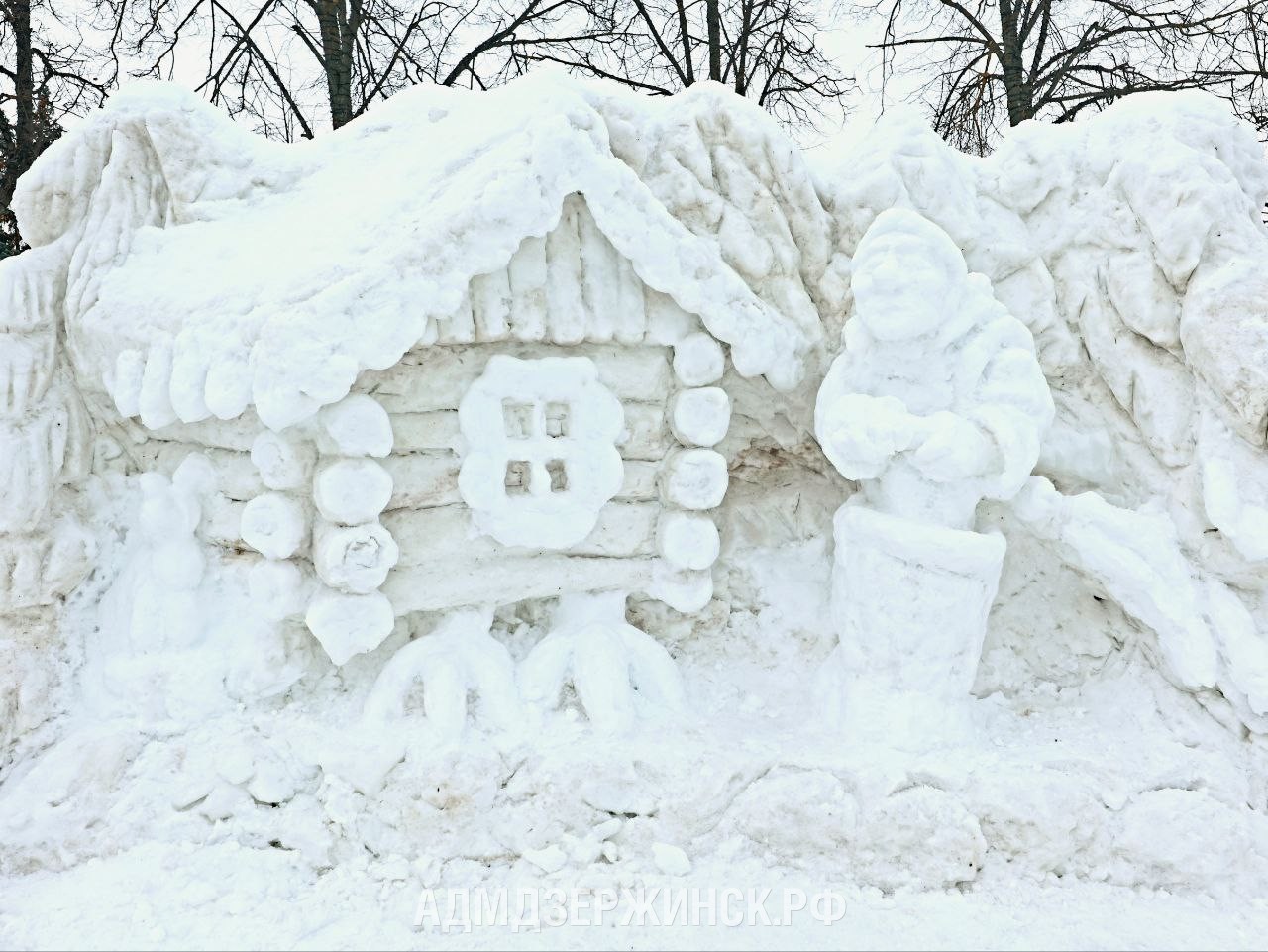 Большой снежный городок начали возводить в центре Дзержинска - фото 1