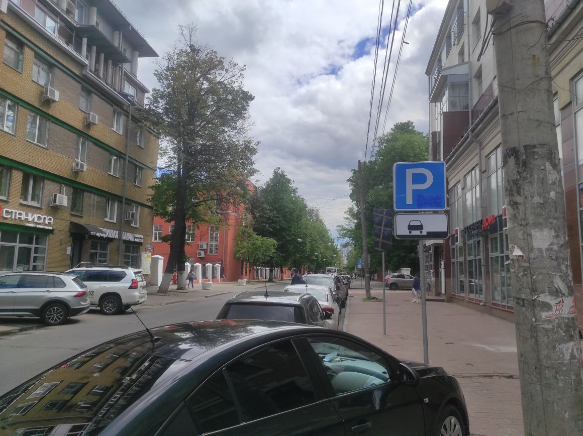 Тротуар на улице Минина в Нижнем Новгороде стал автопарковкой - фото 1