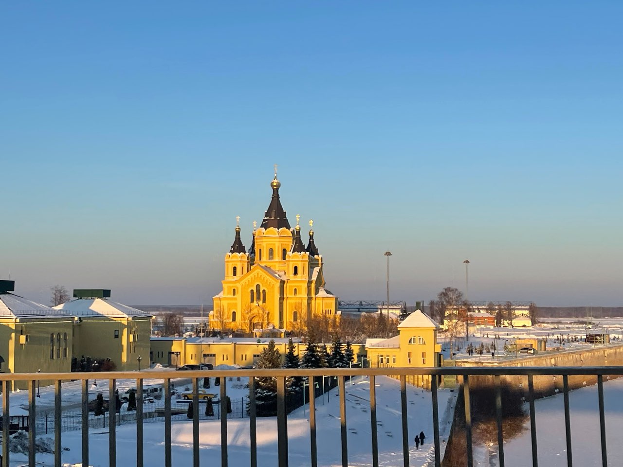 Новогоднюю ель начали собирать на Стрелке в Нижнем Новгороде в декабре 2022