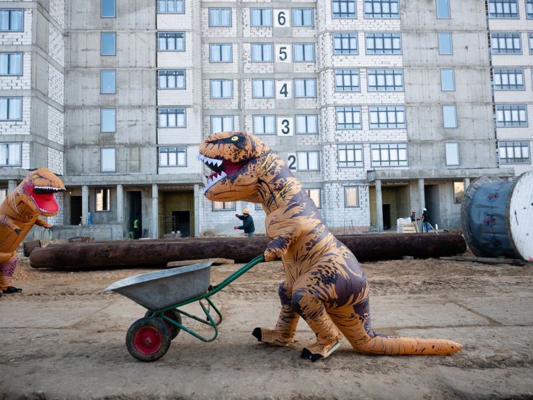 Строители отмечают День смеха