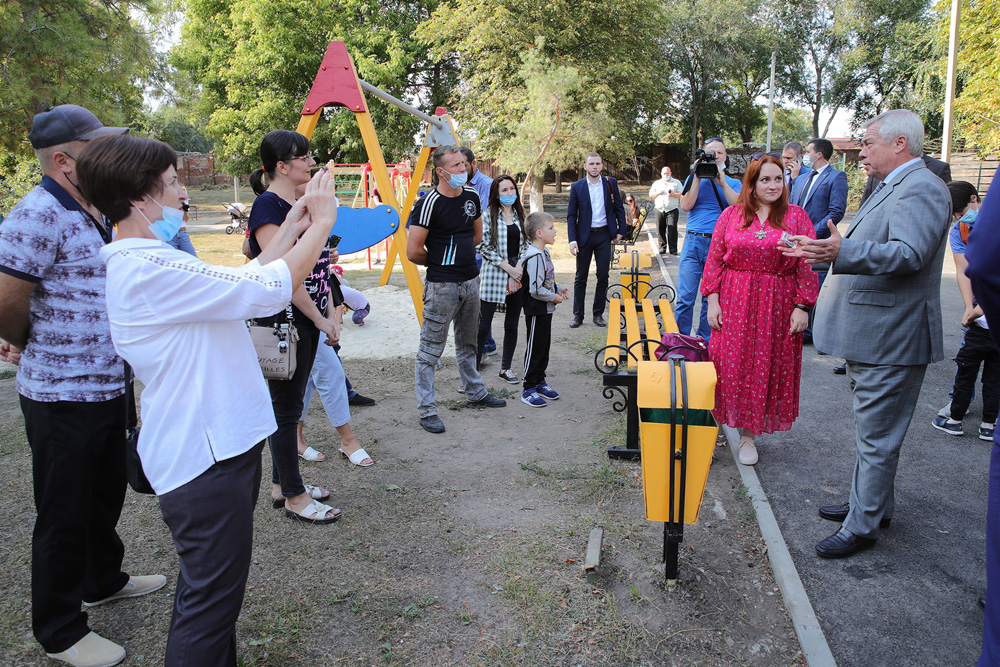 Губернатор потребовал ускорить подготовку программы по благоустройству дворов на Дону