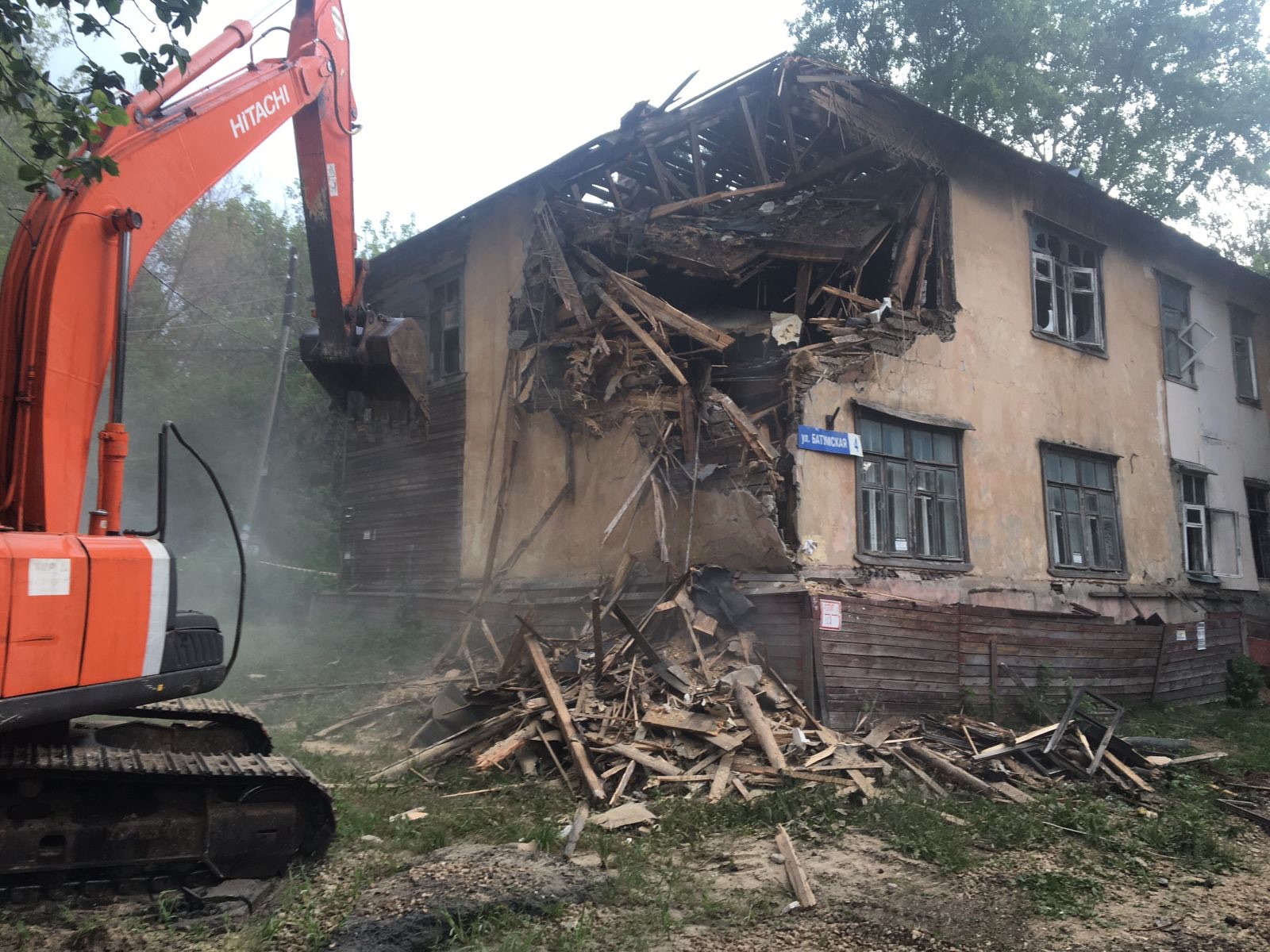 Аварийный дом снесли на улице Батумской Нижнем Новгороде - фото 1