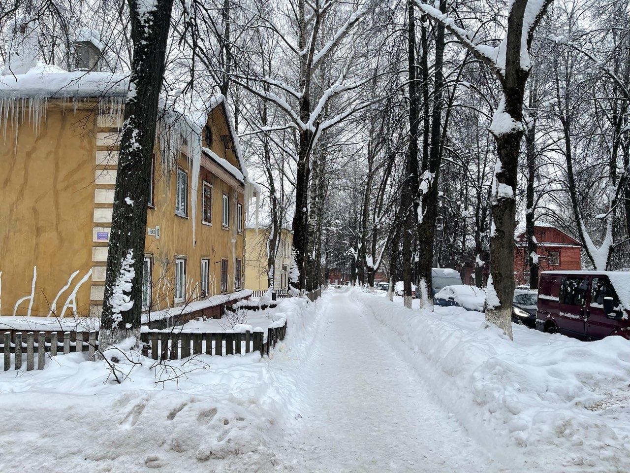 Слесарь-сантехник скончался во время уборки снега в Нижнем Новгороде - фото 1
