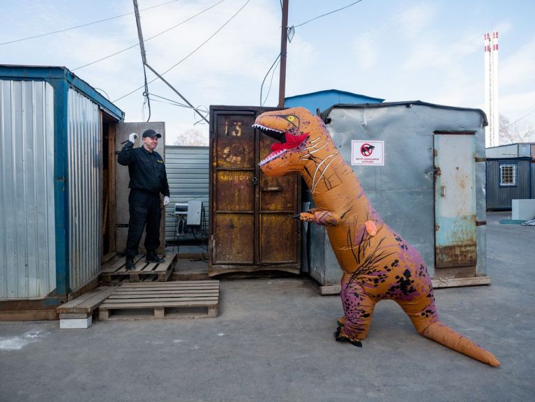 Строители отмечают День смеха